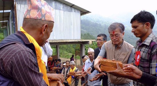 2016년 네팔 봉사활동 당시 문재인 대통령. [뉴스1]