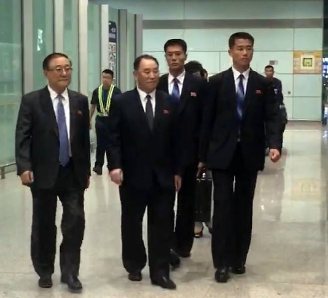 베이징 도착한 김영철 김영철 북한 노동당 대남담당 부위원장 겸 통일전선부장(왼쪽에서 두번째)이 3박4일간의 방미 일정을 마치고 3일 중국 베이징 서우두공항에 도착해 공항을 빠져나가고 있다.  베이징 | 연합뉴스
