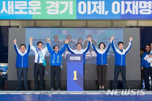 【연천=뉴시스】홍미선 기자 = 6.13지방선거 공식 선거운동 둘째 날인 1일 오전 경기 연천군 전곡읍 전곡터미널에서 더불어민주당 이재명(왼쪽 두번째) 경기도지사 후보와 왕규식(왼쪽 세번째) 연천군수 후보가 선거 운동을 펼치고 있다. 2018.06.01. (사진=명캠프 제공)beautifulsun@newsis.com