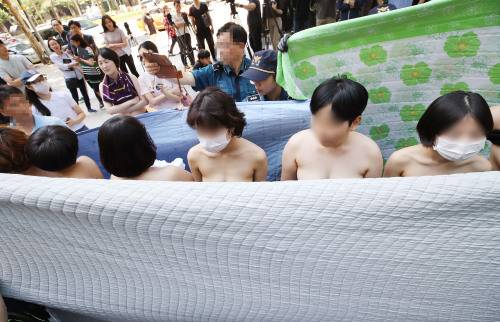 지난 2일 서울 강남구 역삼동 페이스북코리아 사옥 앞에서 여성 단체 ‘불꽃페미액션’ 회원들이 반라 시위를 벌이고 있다. 이들은 페이스북이 여성의 노출 사진을 ‘음란물’로 규정한 것에 규탄하기 위해 상의를 탈의했다고 밝혔다. 연합뉴스