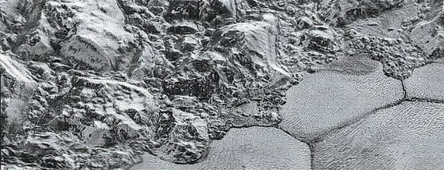 흰 부분은 질소와 탄소가 얼어붙은 빙하로 덮여 있는 부분으로, 그 중 일부에서 길고 가는 주름 무늬가 발견됐다. 미약한 명왕성의 대기가 만든 메탄 모래언덕으로 밝혀졌다.