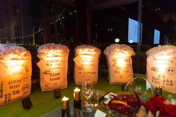 지난 4월 호주 시드니 피에르 원 호텔에서 진행된 제냐 울 어워드 현장. 실내에는 결승 진출자들이 생산한 양모들이 배치돼 직접 만져볼 수 있도록 했다.