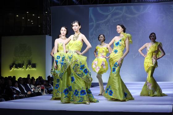 앙드레김 리마인드 패션쇼의 시작. 고인의 트레이드마크라 할 수 있는 낭만적인 드레스들이 대거 무대에 등장했다.