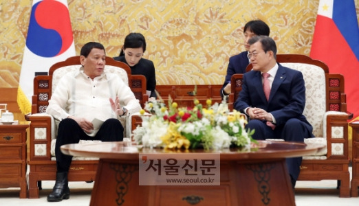 문재인 대통령이 4일 오후 청와대에서 방한 중인 로드리고 두테르테 필리핀 대통령과 정상회담을 갖고 있다. 2018. 6. 4 청와대사진기자단