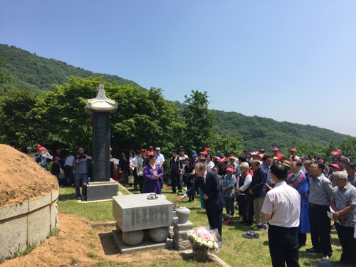 최시형 묘소 (여주=연합뉴스) 강종훈 기자 = 2일 오전 여주 천덕산 해월 최시형 묘소에서 순도 120주년 기념 참례식이 열렸다.
