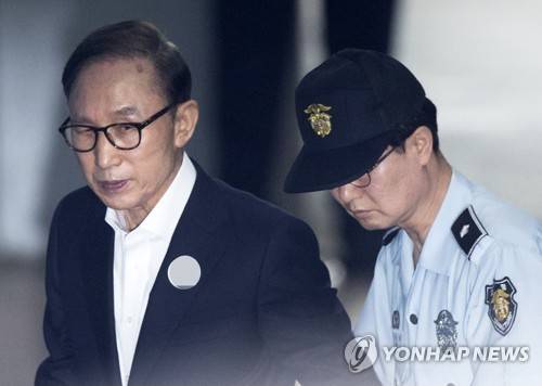 법정 향하는 이명박 전 대통령 (서울=연합뉴스) 윤동진 기자 = 110억원대 뇌물수수와 350억원대 다스 횡령 등 혐의로 구속기소 된 이명박 전 대통령이 4일 오전 서초구 서울중앙지방법원에서 열린 2회 공판 출석을 위해 호송차에 내려 법정으로 향하고 있다. 2018.6.4      mon@yna.co.kr