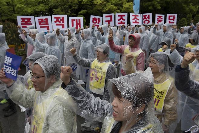 대학교육연구소의 ‘2주기 대학기본역량진단 모의 평가’ 결과를 보니 서울 주요 대학 4곳을 포함해 전국 일반대 65곳이 앞으로 3년간 1만3천여명의 입학 정원을 줄여야 하는 것으로 나타났다. 2015년 4월 전국교수노동조합과 전국교직원노동조합 등 단체 조합원이 정부의 일방적 대학 구조조정에 항의하며 집회를 열고 있다. 사진 김성광 기자 flysg2@hani.co.kr