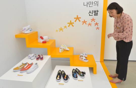 ‘청춘마루’ 2층 갤러리 공간에 전시 중인 신발들. 작가의 터치가 가해진 ‘작품 신발’들이며 원하면 구매할 수도 있다.