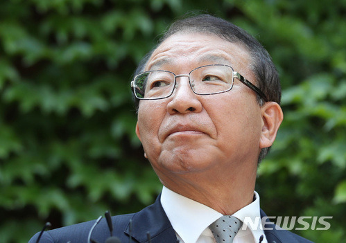 【서울=뉴시스】김진아 기자 = 양승태 전 대법원장이 지난 1일 오후 경기도 성남시 자택 인근에서 '재판거래 의혹' 관련 입장을 발표하고 있다. 2018.06.01.  bluesoda@newsis.com