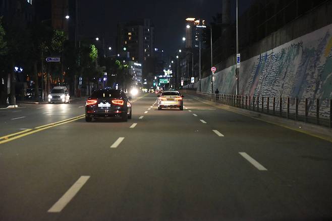 번호판 등을 모두 끈 택시는 규정 속도를 훨씬 넘긴 채로 도심을 내달렸다. ⓒ채경민