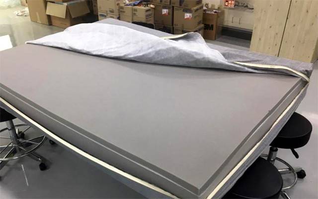 연간 피폭선량이 기준치(1mSv)의 최대 9.35배에 달하는 대진침대의 매트리스 속커버를 벗긴 모습. 스펀지에 방사성 핵종 토륨이 함유된 모나자이트를 도포해 라돈과 토론 등이 방출되는 것으로 확인됐다. 원자력안전위원회 제공