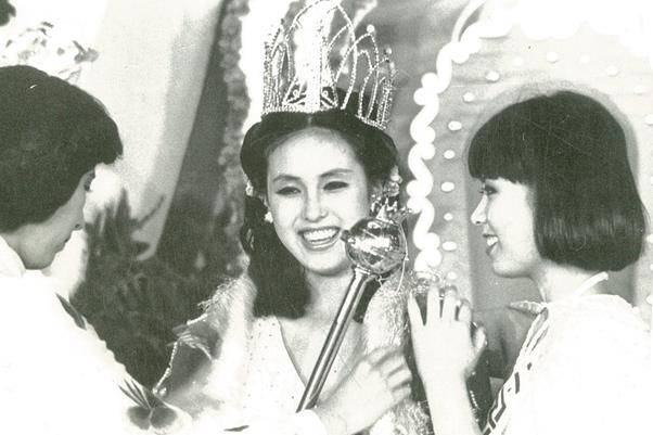 김성희(가운데)가 제21회 미스코리아 선발대회에서 ‘진’ 왕관을 쓴 뒤 기뻐하고 있다. 미스코리아 60주년 기념집 제공