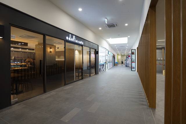 기숙사 내부에는 카페·편의점 등 다양한 편의시설들이 갖춰져 있다. /사진제공=dmp건축사사무소, 윤준환 사진작가