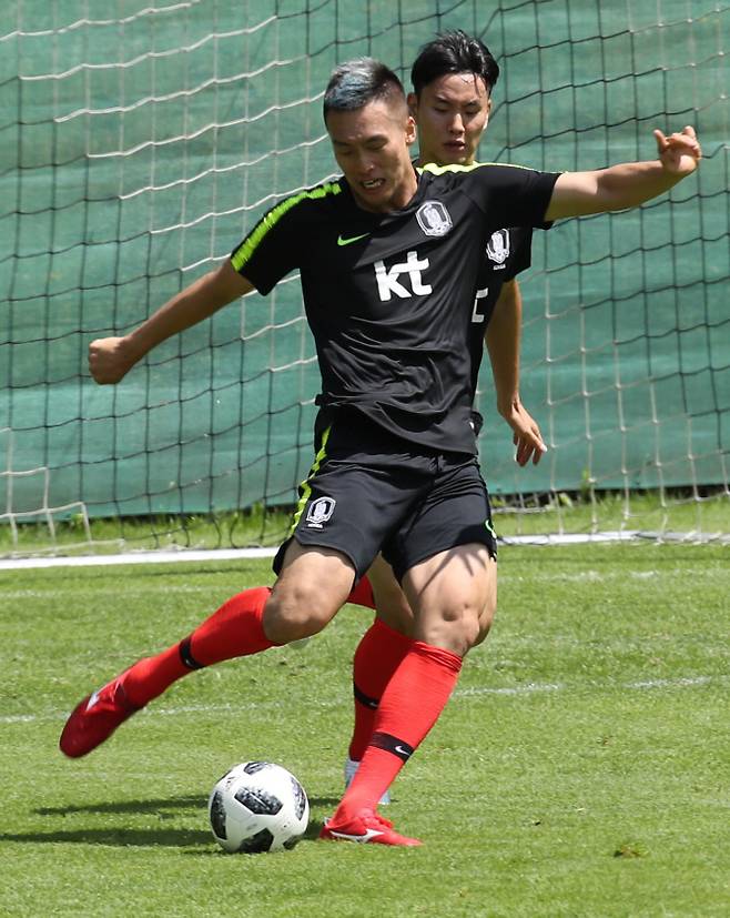 볼리비아와의 평가전에서 황희찬과 함께 투톱으로 나서는 김신욱. 사진=AFPBBnews