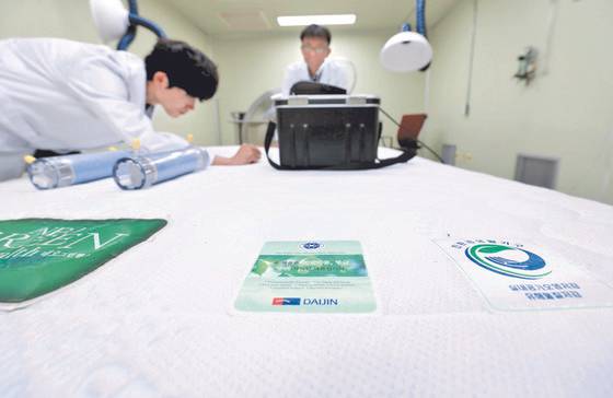 대전의 한국원자력안전기술원 연구원들이 매트리스 라돈 검사를 하고 있다. [프리랜서 김성태]