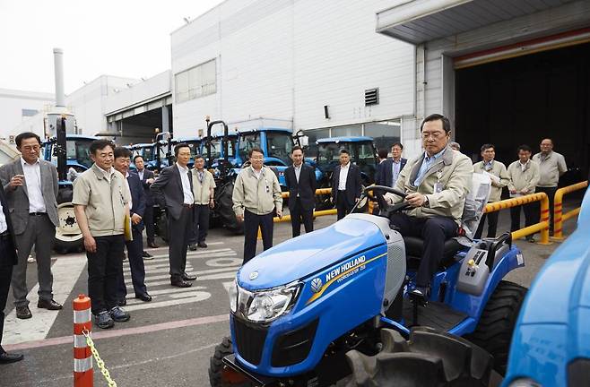 구자열 LS그룹 회장이 5일 LS엠트론 전주사업장을 방문해 영국 트랙터 기업인 CNH에 공급하는 소형 트랙터를 직접 타보고 있다.