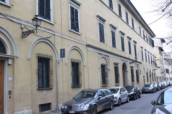 스키에라형 주택을 2~3채 정도 연결한 크기이며, 중앙에 현관이 있다. ⓒ박기철