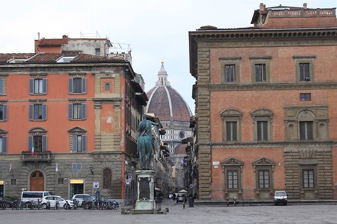 팔라초의 외벽 장식을 흉내내어 1층 외벽과 처마를 장식했다. ⓒ박기철