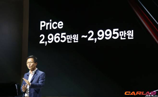 벨로스터 N 가격을 발표하는 현대자동차 국내영업본부장 이광국 부사장