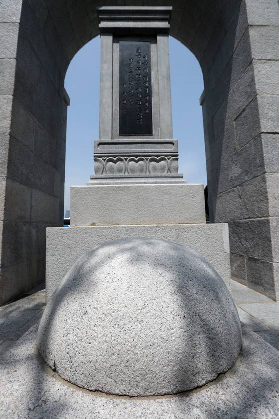 서울 국립현충원 무명용사탑 뒤에 설치된 포항여중 전투 전사자 유골함. 당시 48명이 전사했으나 10명의 신원만 확인돼 이 화강암 속에 모두 합장했다. 최정동 기자