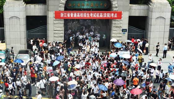 첫날 대입시험을 끝낸 수험생들이 7일 오후 중국 항저우의 한 시험장을 나오고 있다.중국 대입시험은 매년 6월 이틀간에 걸쳐 실시된다.[AFP=연합뉴스]