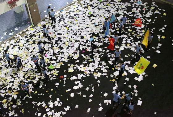 중국의 하이난성에서 지난 4일 수험생들이 재학생들의 환송행사를 마친 후 버리고 간 시험자료들. [연합뉴스]