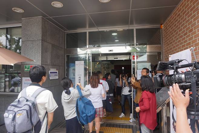 8일 오전 종로장애인복지관 앞에서 기자회견을 마친 '교복 입은 시민'들이 사전투표소 안으로 입장하고 있다. ⓒ박정훈