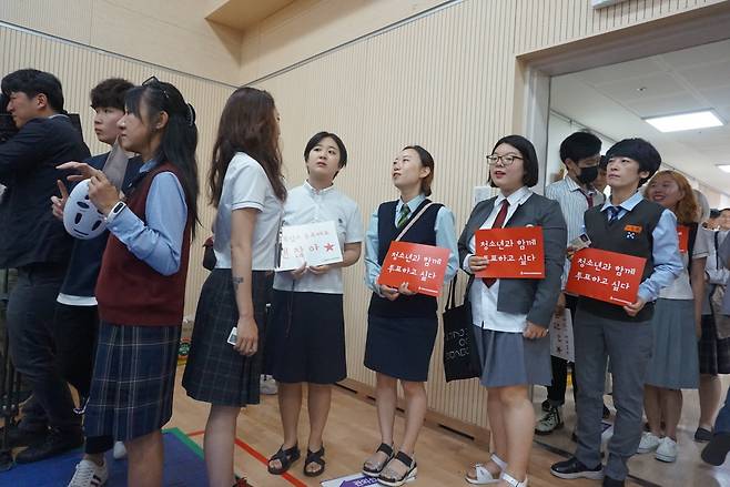 교복 입은 시민들이 기자회견을 마치고, 투표를 하기 위해 사전투표소 안에서 줄을 서고 있다. ⓒ박정훈