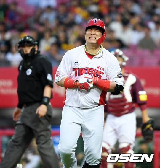 당분간 1군에서 볼 수 없는 나지완의 환호(사진=OSEN)