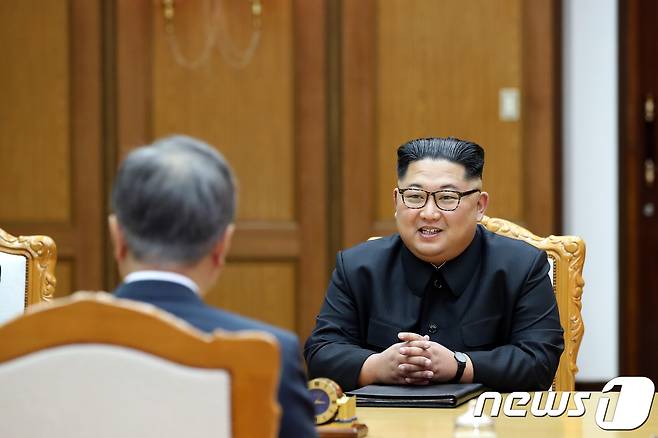 문재인 대통령과 김정은 북한 국무위원장이 지난 26일 오후 판문점 북측 통일각에서 제2차 남북정상회담을 하고 있다. (청와대 제공) 2018.5.27/뉴스1