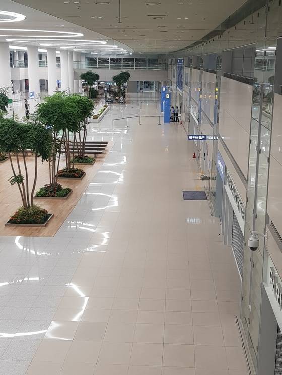 심야시간에는 인천공항 2터미널이 '개점휴업'상태다.1층 도착장에 일부 직원만 보인다. 함종선 기자