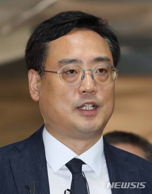 【서울=뉴시스】박진희 기자 = 변희재 미디어워치 대표고문이 지난달 29일 서울 서초구 서울중앙지법에서 열린 구속 전 피의자 심문(영장실질심사)을 받기 위해 법정에 들어서고 있다. 2018.05.29.pak7130@newsis.com