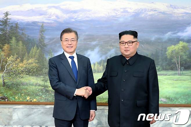 문재인 대통령과 김정은 북한 국무위원장이 지난 26일 오후 판문점 북측 통일각에서 정상회담을 하기 앞서 악수하고 있다. (청와대 제공) 2018.5.27/뉴스1