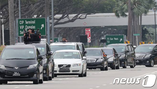 김정은 북한 국무위원장이 북미정상회담을 이틀 앞둔 10일 싱가포르 창이국제공항을 통해 입국한 후 차량을 타고 이동하고 있다. 2018.6.10/뉴스1 © News1 허경 기자