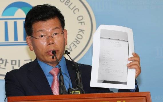 바른미래당 장영하 진상조사특별위원회 위원장이 10일 오후 국회 정론관에서 기자회견을 열고 더불어민주당 이재명 경기도지사 후보를 허위사실공표와 직권남용, 은수미 성남시장 후보를 허위사실공표로 고발했다고 밝혔다. 장 위원장이 이재명 후보 관련 녹취록을 들어보이고 있다.