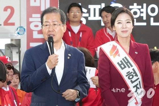 홍준표 자유한국당 대표와 배현진 송파 을 국회의원 후보가 6·13 지방선거 사전투표일인 8일 오후 서울 송파구 서호사거리에서 지지를 호소하고 있다. 2018.6.8/뉴스1  <저작권자 © 뉴스1코리아, 무단전재 및 재배포 금지>