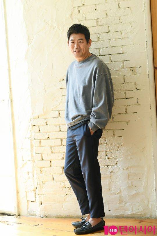 “배우는 기술자다. 작품을 많이 해봐야 연기도 는다”는 성동일./ 사진=이승현 기자 lsh87@