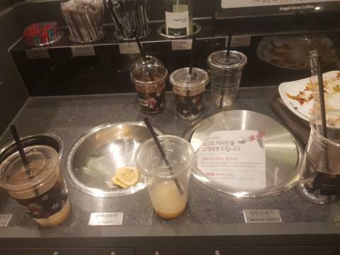 지난 3일 서울 마포구에 있는 A커피전문점 매장 내 쓰레기 수거함에 일회용 플라스틱 컵이 쌓여 있다. (사진=김보영 기자)