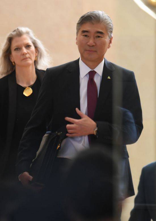 북미정상회담을 하루 앞둔 11일 오후 싱가포르 리츠칼튼 밀레니아호텔에서 성 김 주 필리핀 미국 대사가 최선희 북한 외무성 부상을 만나 실무회담을 한 뒤 호텔을 나서고 있다. [이미지출처=연합뉴스]