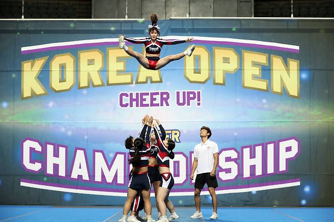 치어리딩팀 '비스트'가 치어리딩을 선보이고 있다. 우상조 기자