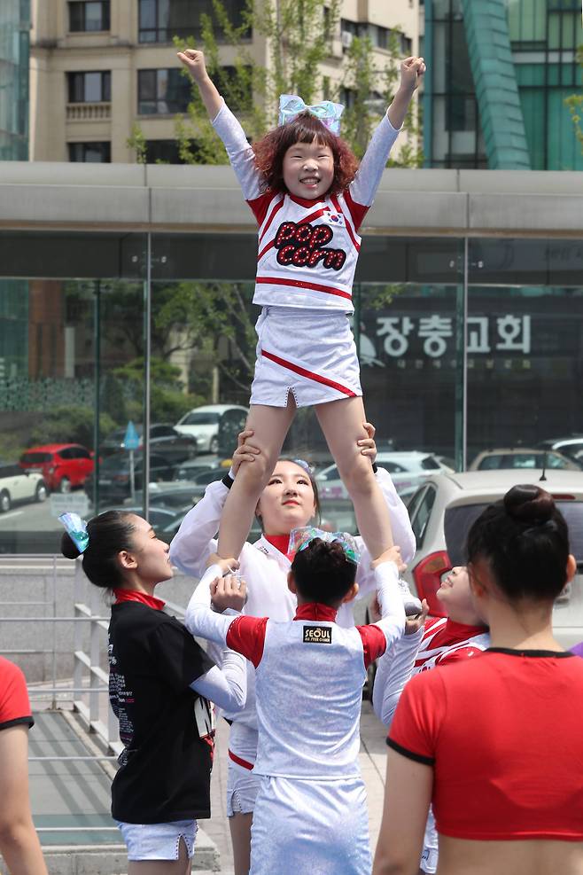 '팝콘매직' 팀의 박정민양이 경기장 밖에서 치어리딩 팀원들과 함께 치어리딩 연습을 하고 있다. 우상조 기자