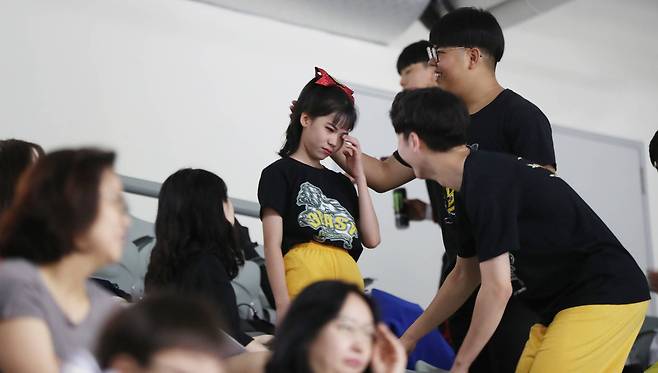 경기 중 실수를 한 안타까움에 눈물을 흘리는 참가자도 있었다. 함께 경기를 했던 참가자들이 동료를 위로하고 있다. 우상조 기자