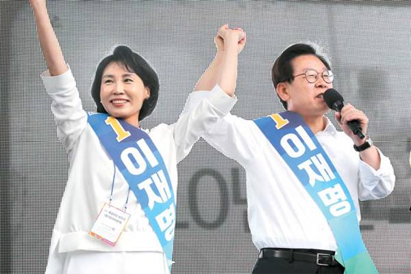 이재명 더불어민주당 경기도지사 후보가 11일 경기 구리시 수택동 돌다리사거리 유세에서 부인 김혜경 씨와 함께 유권자들에게 지지를 호소하고 있다. [이승환 기자]