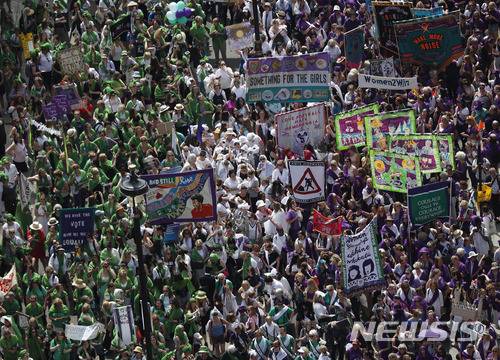 【런던 = AP/뉴시스】 영국 런던에서 10일 거행된  여성참정권 쟁취 100주년 기념행진. 이 날 잉글랜드, 웨일스,  스코틀랜드, 북아일랜드의 모든 대도시는 수천명의 여성들의 집회와 거리 행진으로  장관을 이루었다.