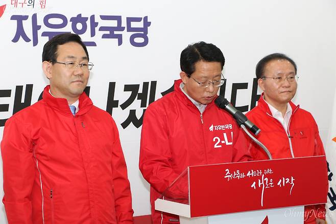 주호영, 김상훈, 윤재옥 자유한국당 대구시당 공동선대위원장이 11일 오후 기자회견을 갖고 "견제와 균형의 불씨를 살려 달라"며 한국당 후보들에 대한 지지를 호소하는 기자회견문을 낭독하고 있다. ⓒ조정훈