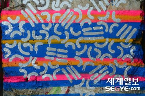 한 화가가 낙서로 훼손한 베를린 장벽의 모습. 베를린 장벽은 2005년 베를린시가 청계천 복원 완공 시점에 맞춰 서울시에 기증한 것. 당시 독일 베를린시는 우리나라의 통일을 기원하며 장벽을 서울시에 기증했다.