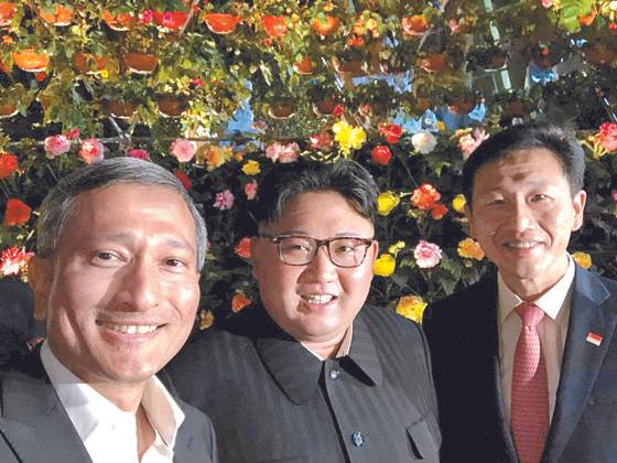 북미정상회담을 위해 싱가포르를 방문한 김정은 북한 국무위원장이 11일 저녁 가든스바이더베이를 방문해 비비안 발라크리쉬난 외무장관(왼쪽), 옹 예 쿵 전 싱가포르 교육부 장관과 기념촬영을 하고 있다. [비비안 발라크리쉬난 외무장관 페이스북 캡처=연합뉴스]