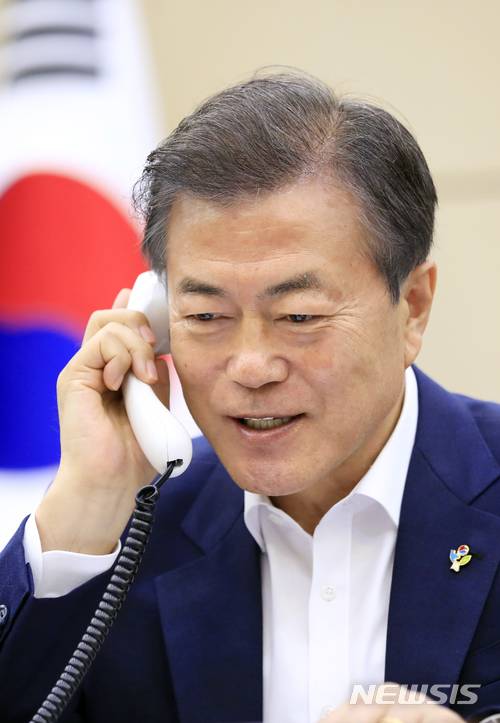 【서울=뉴시스】박진희 기자 = 문재인 대통령이 11일 오후 청와대에서 트럼프 대통령과 통화를 하고 있다. 2018.06.11. (사진=청와대 제공)  photo@newsis.com