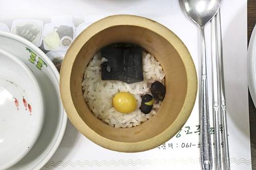 대통에 담긴 쌀, 은행, 콩이 대나무 숯과 조화를 이룬다.