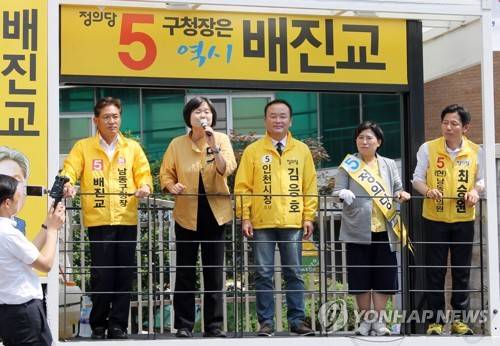 김응호 후보지지 호소하는 이정미 (인천=연합뉴스) 6·13 지방선거 투표일을 하루 앞둔 12일 오후 정의당 이정미 대표가 인천시 남동구 만수시장 입구에서 유권자들에게 김응호 인천시장 후보(가운데)의 지지를 호소하고 있다.  [김응호 후보 캠프 제공=연합뉴스]    tomatoyoon@yna.co.kr